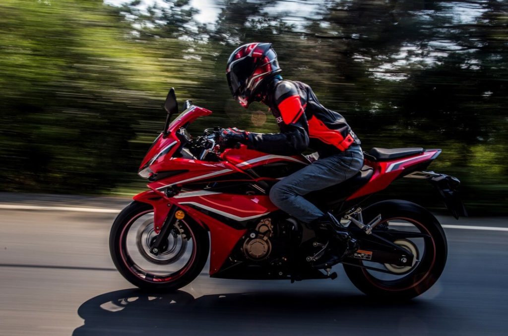 Motard sur la route